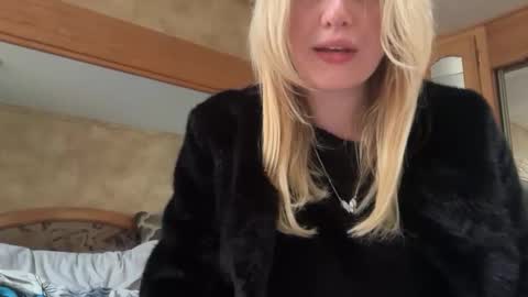 Snapshot of blondebunny999 chatting on 01/31/26, 10:41 blondebunny999 online show from 01/31/26, 10:41