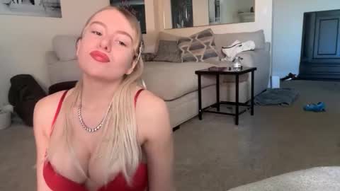 Snapshot of blondebunny999 chatting on 04/05/26, 07:00 blondebunny999 online show from 04/05/26, 07:00