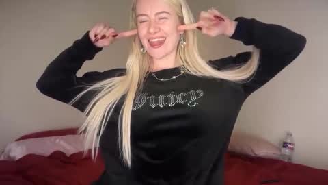 Snapshot of blondebunny999 chatting on 05/19/26, 02:18 blondebunny999 online show from 05/19/26, 02:18
