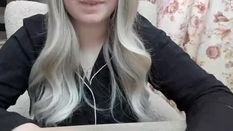 Snapshot of blondymargaret chatting on 03/03/25, 12:27 blondymargaret online show from 03/03/25, 12:27
