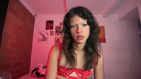 Snapshot of bloomingbella chatting on 11/17/25, 06:19 Bella Bloom ts online show from 11/17/25, 06:19