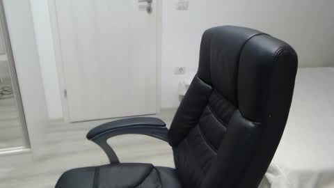 Snapshot of blue_eyes96 chatting on 10/15/25, 04:40 Juliet online show from 10/15/25, 04:40