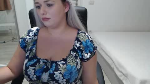 Snapshot of blue_eyes96 chatting on 10/17/25, 05:15 Juliet online show from 10/17/25, 05:15