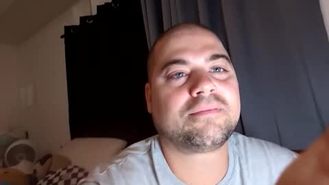 Snapshot of blueeyeme chatting on 10/18/25, 02:03 blueeyeme online show from 10/18/25, 02:03