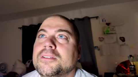 Snapshot of blueeyeme chatting on 10/19/25, 05:52 blueeyeme online show from 10/19/25, 05:52