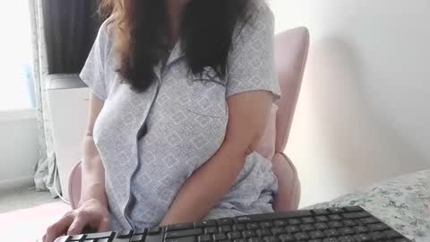 Snapshot of blueeyes40ddds chatting on 10/31/25, 07:26 BlueEyes40DDDs online show from 10/31/25, 07:26