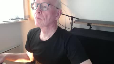 Snapshot of blueeyesn8 chatting on 10/09/25, 08:12 blueeyesn8 online show from 10/09/25, 08:12