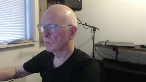 Snapshot of blueeyesn8 chatting on 10/21/25, 08:04 blueeyesn8 online show from 10/21/25, 08:04