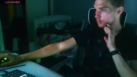 Snapshot of bluegaze6227724 chatting on 12/04/25, 08:01 bluegaze6227724 online show from 12/04/25, 08:01