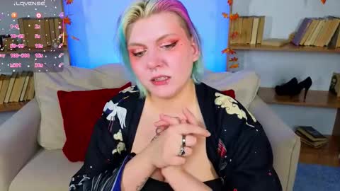 Hi my name is Lunaray online show from 10/11/25, 02:55