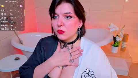 Snapshot of bluelunaray chatting on 11/18/25, 10:09 Hi my name is Lunaray online show from 11/18/25, 10:09