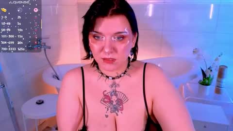 Snapshot of bluelunaray chatting on 11/21/25, 11:20 Hi my name is Lunaray online show from 11/21/25, 11:20