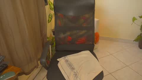 Snapshot of bluemysticlady chatting on 09/12/25, 01:11 FLORAA online show from 09/12/25, 01:11