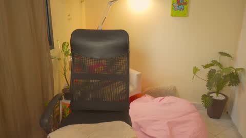 Snapshot of bluemysticlady chatting on 09/24/25, 12:19 FLORAA online show from 09/24/25, 12:19