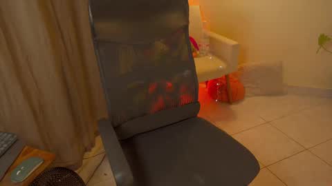 Snapshot of bluemysticlady chatting on 09/28/25, 08:52 FLORAA online show from 09/28/25, 08:52