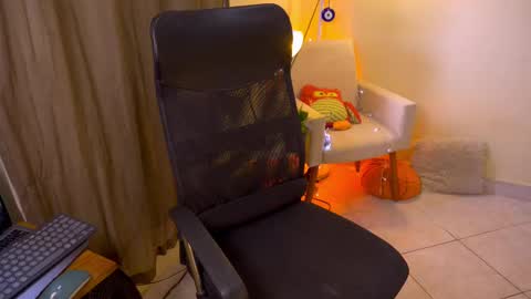 Snapshot of bluemysticlady chatting on 10/07/25, 03:53 FLORAA online show from 10/07/25, 03:53