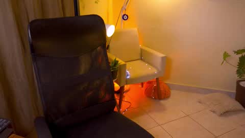 Snapshot of bluemysticlady chatting on 10/09/25, 03:32 FLORAA online show from 10/09/25, 03:32