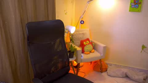 Snapshot of bluemysticlady chatting on 10/24/25, 12:01 FLORAA online show from 10/24/25, 12:01