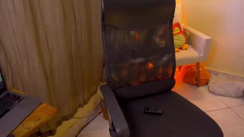 Snapshot of bluemysticlady chatting on 10/25/25, 02:02 FLORAA online show from 10/25/25, 02:02