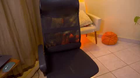 Snapshot of bluemysticlady chatting on 11/15/25, 09:17 FLORAA online show from 11/15/25, 09:17