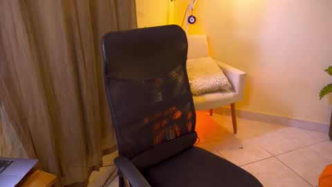 Snapshot of bluemysticlady chatting on 12/02/25, 02:01 FLORAA online show from 12/02/25, 02:01