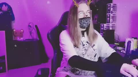 Snapshot of bluespanking chatting on 12/17/25, 10:16 Blue online show from 12/17/25, 10:16