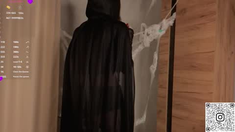 Snapshot of blushinbloom chatting on 10/31/25, 06:25 Dolores online show from 10/31/25, 06:25