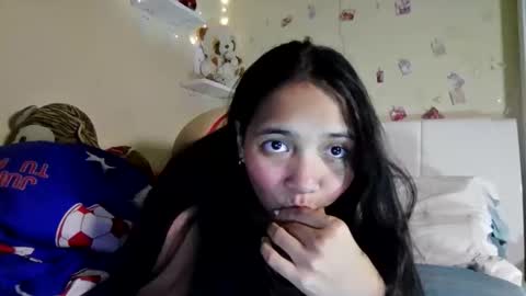 Snapshot of bombon_205661 chatting on 10/17/25, 08:33 Melanie online show from 10/17/25, 08:33