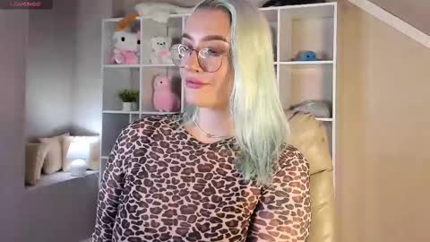 Vickie online show from 09/17/25, 08:27