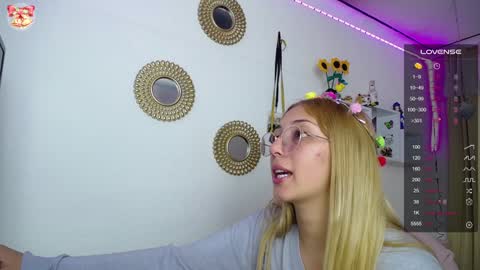 Soffy Brooks Independent model online show from 12/23/24, 10:10