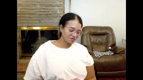 Snapshot of bonvivantb chatting on 11/13/25, 02:49 Queen Bon Vivantt online show from 11/13/25, 02:49