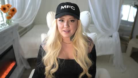 Snapshot of boobznbeer chatting on 03/09/25, 12:21 Miley online show from 03/09/25, 12:21