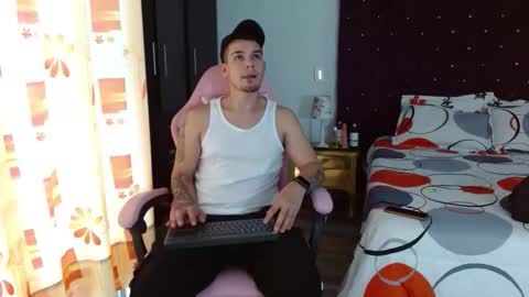 Snapshot of booyhott_ chatting on 10/27/25, 07:07 booyhott_ online show from 10/27/25, 07:07