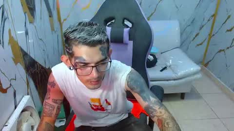 boy_tatto77 online show from 02/15/26, 03:42