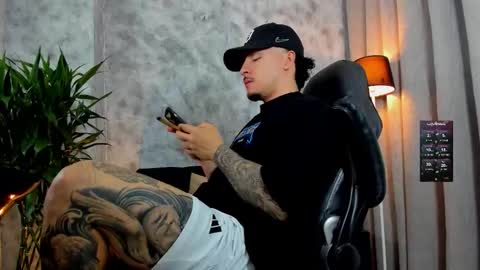 Snapshot of boyc02_ chatting on 11/24/25, 01:05 boyc02_ online show from 11/24/25, 01:05