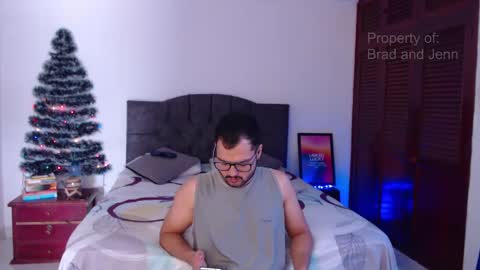 Snapshot of bradandjenn chatting on 12/24/24, 03:47 Your favorite couple and the best butt on Chatur online show from 12/24/24, 03:47