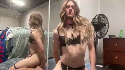 Snapshot of breakingkatie chatting on 11/25/25, 05:13 BreakingKatie online show from 11/25/25, 05:13