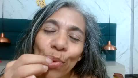 BRENDA VELASQUEZ online show from 06/18/26, 08:13