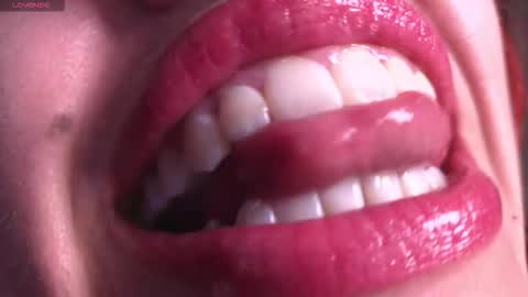 Snapshot of bri_von_dhara_ chatting on 11/30/25, 05:28 Bri online show from 11/30/25, 05:28