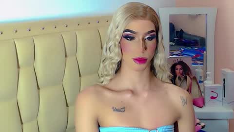 BRIANA online show from 12/17/25, 07:42