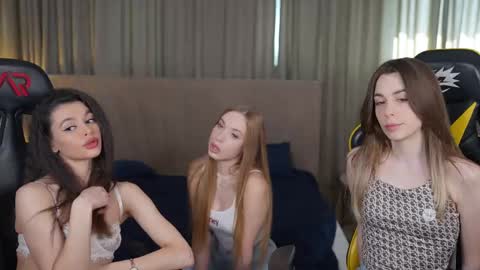 Snapshot of bright_diamonds_054 chatting on 03/10/25, 12:26 Diamonds Girls online show from 03/10/25, 12:26