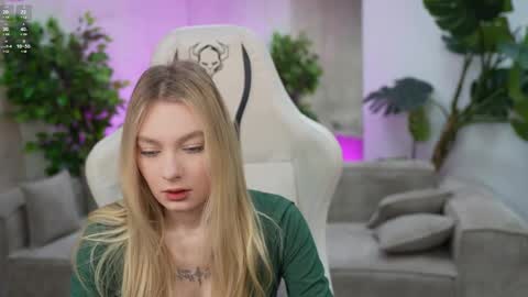 Snapshot of bright_diamonds_054 chatting on 03/11/25, 07:37 Diamonds Girls online show from 03/11/25, 07:37