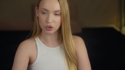 Snapshot of bright_diamonds_054 chatting on 09/17/25, 12:01 Diamonds Girls online show from 09/17/25, 12:01