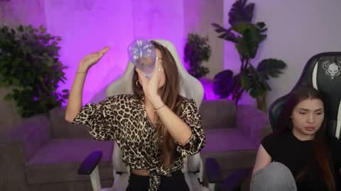 Snapshot of bright_diamonds_054 chatting on 09/17/25, 12:07 Diamonds Girls online show from 09/17/25, 12:07