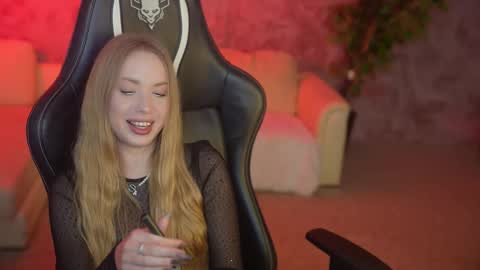 Snapshot of bright_diamonds_054 chatting on 09/19/25, 12:23 Diamonds Girls online show from 09/19/25, 12:23