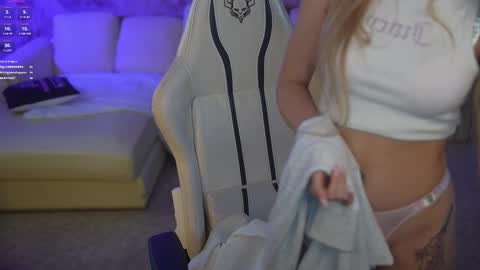 Snapshot of bright_diamonds_054 chatting on 10/11/25, 08:29 Diamonds Girls online show from 10/11/25, 08:29