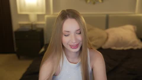 Snapshot of bright_diamonds_054 chatting on 10/25/25, 12:18 Diamonds Girls online show from 10/25/25, 12:18