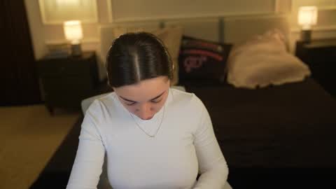 Snapshot of bright_diamonds_054 chatting on 10/27/25, 08:18 Diamonds Girls online show from 10/27/25, 08:18