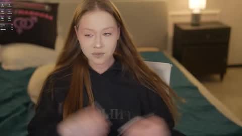 Snapshot of bright_diamonds_054 chatting on 12/13/25, 07:42 Diamonds Girls online show from 12/13/25, 07:42