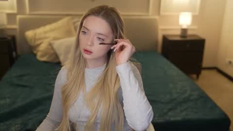 Snapshot of bright_diamonds_054 chatting on 12/14/25, 08:09 Diamonds Girls online show from 12/14/25, 08:09